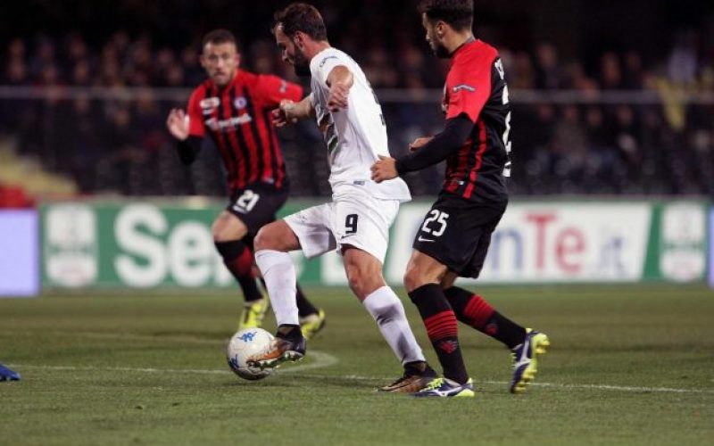 Serie B, Foggia-Venezia 2-2. Al fischio finale pugni tra i due presidenti Serie B, Foggia-Venezia 2-2. Al fischio finale pugni tra i due presidenti