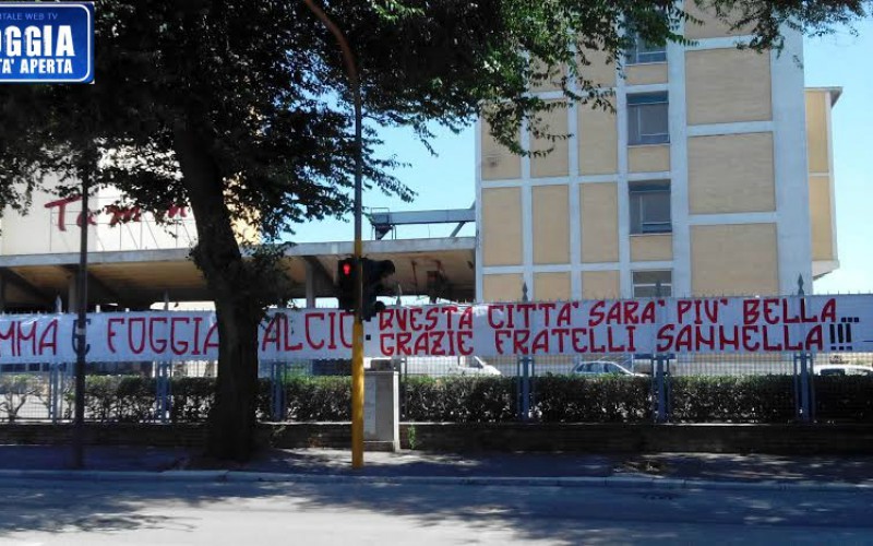 A Foggia è “Sannella-mania”: la Curva Sud lascia uno striscione davanti allo stabilimento Tamma