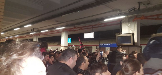 Bagno di folla alla stazione