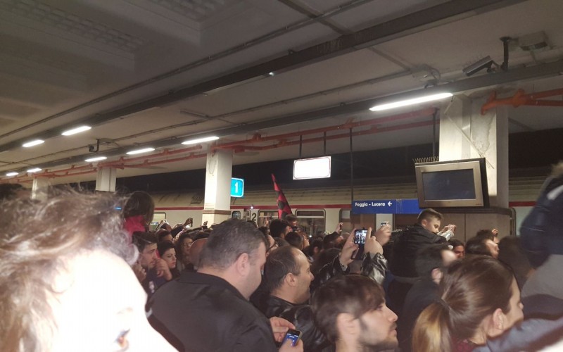 Bagno di folla alla stazione