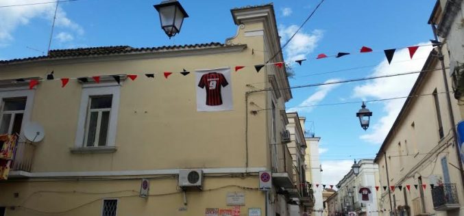 Foggia sfida la scaramanzia: via Arpi invasa da festoni e maglie rossonere