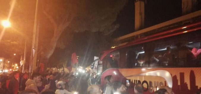 Foggia, è festa allo Zaccheria: i tifosi omaggiano la squadra al rientro da Lecce