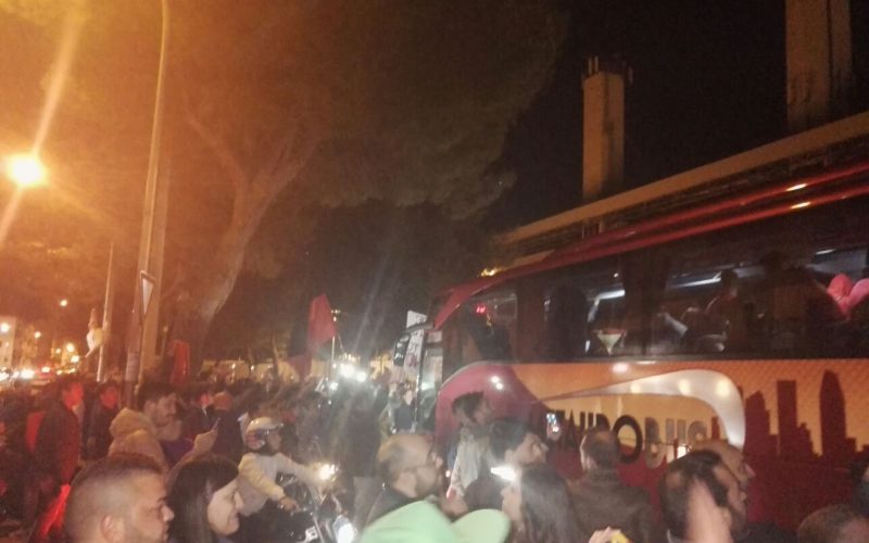 Foggia, è festa allo Zaccheria: i tifosi omaggiano la squadra al rientro da Lecce