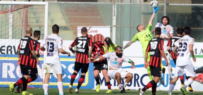 Il Lecce paga la “legge dello Zaccheria”: il Foggia si impone per 3-0