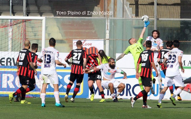 Il Lecce paga la “legge dello Zaccheria”: il Foggia si impone per 3-0