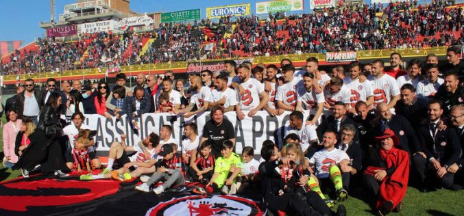 Foggia calcio, bagno di folla a Carapelle per la festa promozione