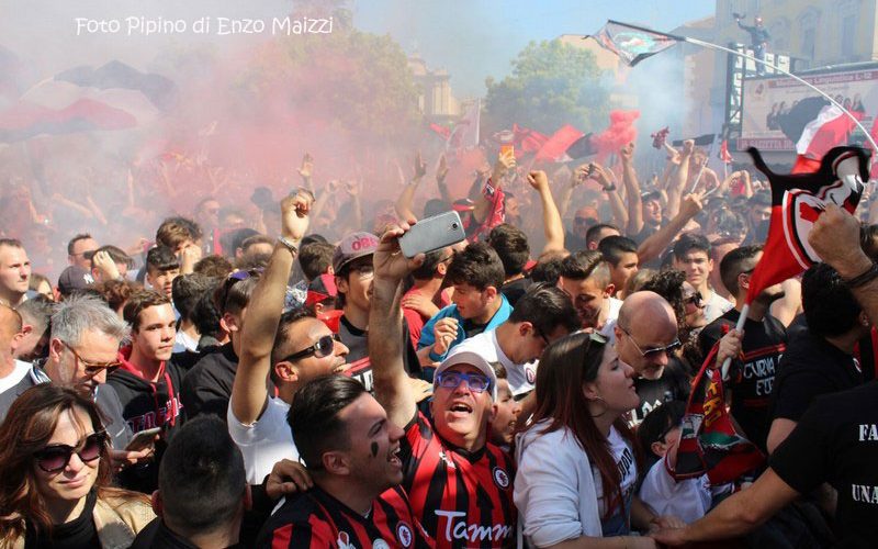 Foggia in Serie B, il day after. In stazione, nei bar e nelle vie del centro: la città si è svegliata felice