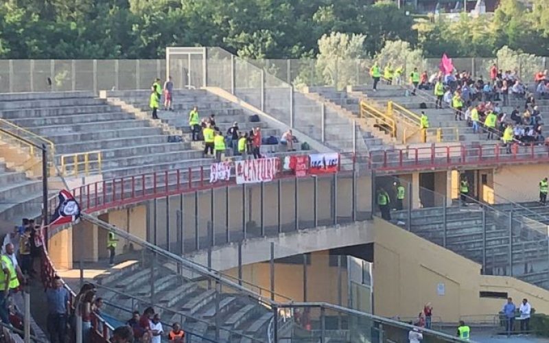 Cosenza, la carica dei tifosi: in 20000 al San Vito-Marulla