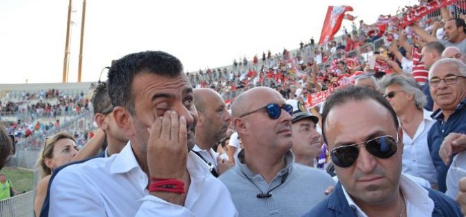 Le lacrime di Decaro, l’urlo della curva: Bari riparte