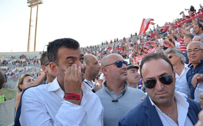 Le lacrime di Decaro, l’urlo della curva: Bari riparte