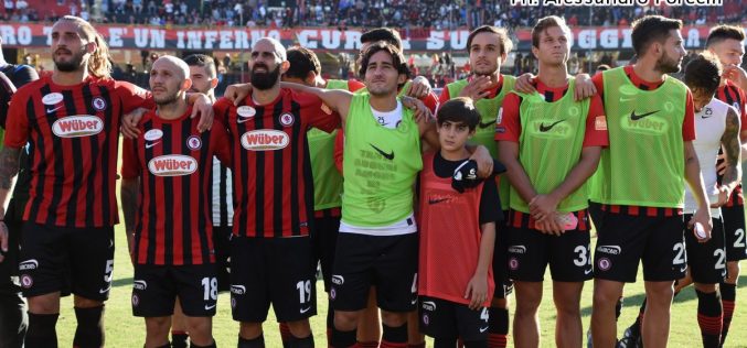 Lecce in rimonta sul Foggia, è pari nel derby: 2-2 allo “Zaccheria”