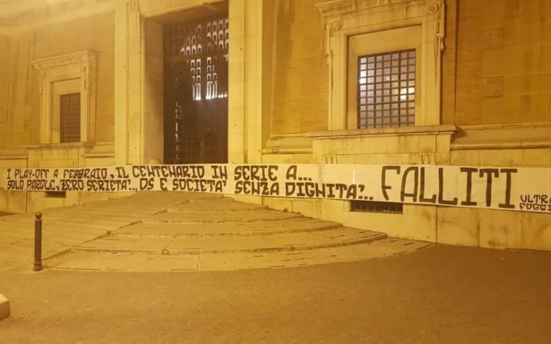 Foggia, i tifosi non ci stanno: striscioni contro i Sannella