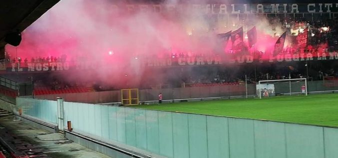 Foggia, orgoglio rossonero: tifosi riempiono le curve anche in Serie D