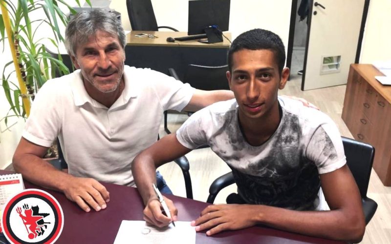 Sadek firma con i satanelli