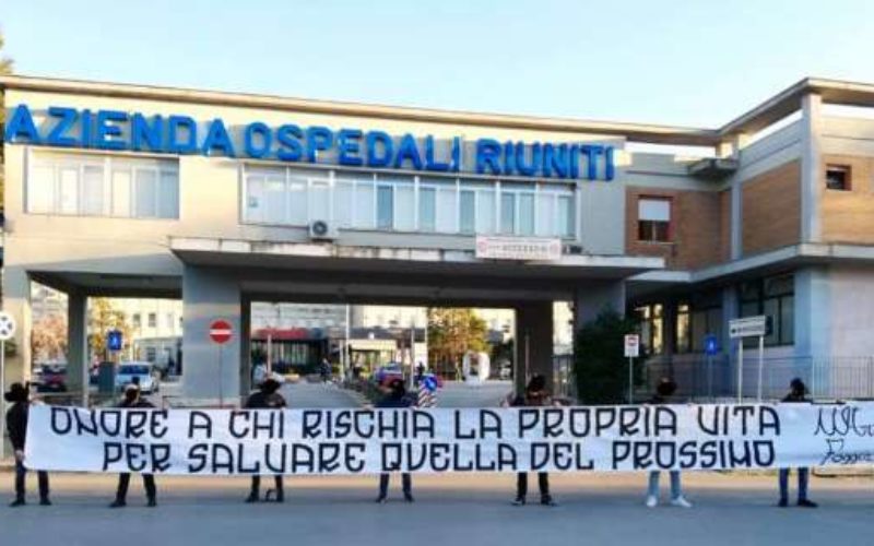 Foggia, gli ultras: “Onore a chi rischia la vita per salvare quella del prossimo”