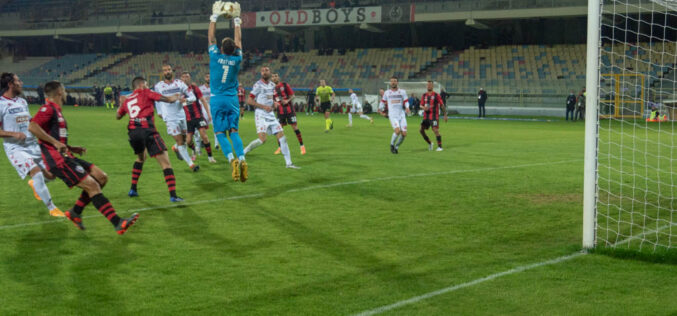 Il pallone in poltrona Foggia-Bari