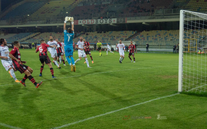 Il pallone in poltrona Foggia-Bari