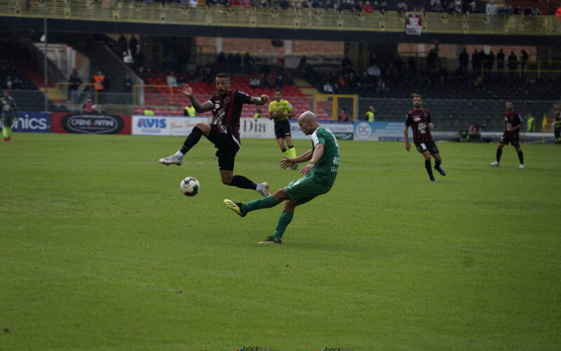 Il Foggia a Monopoli con in alto la guardia