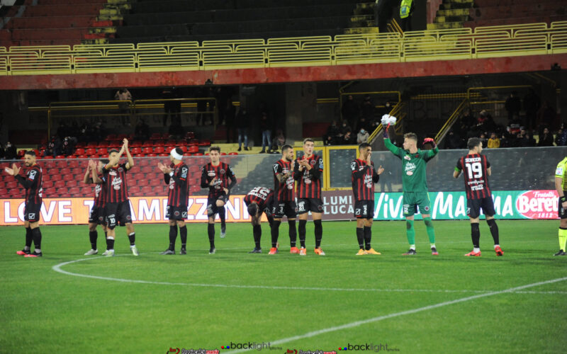 Le pagelle rossonere: Volpe tiene a galla i rossoneri, Rizzo Pinna premiato per la caparbietà