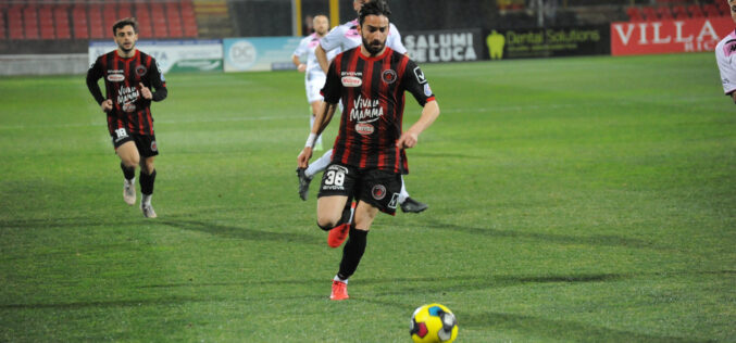 Saraniti rimedia all’autogol di Granata (ma che errore di Dalmasso). Taranto-Foggia finisce 1-1