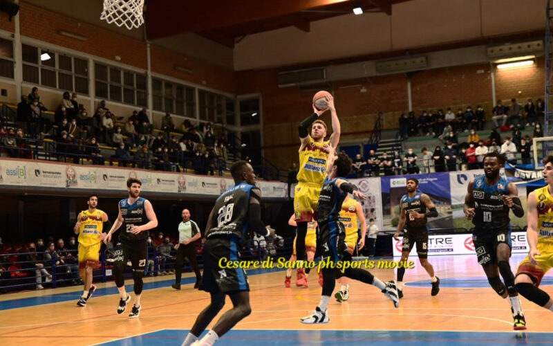 Il punto a punto fino alla fine premia Latina. Esce sconfitta la Cestistica San Severo