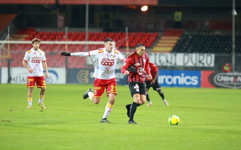 Un bel Foggia rallenta la corsa solitaria del Catanzaro. Il finale è da 0-0