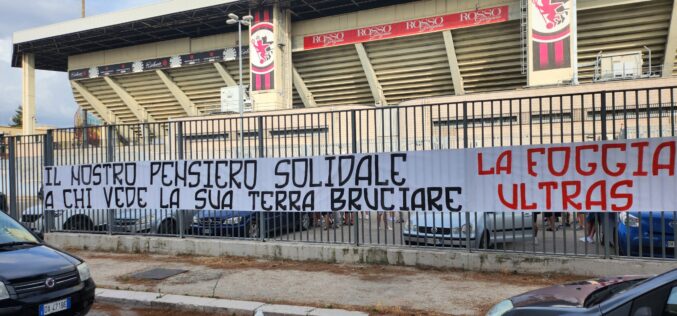 Foggia, ultras dedicano striscione a Palermo: “Pensiero solidale a chi vede la sua terra bruciare”