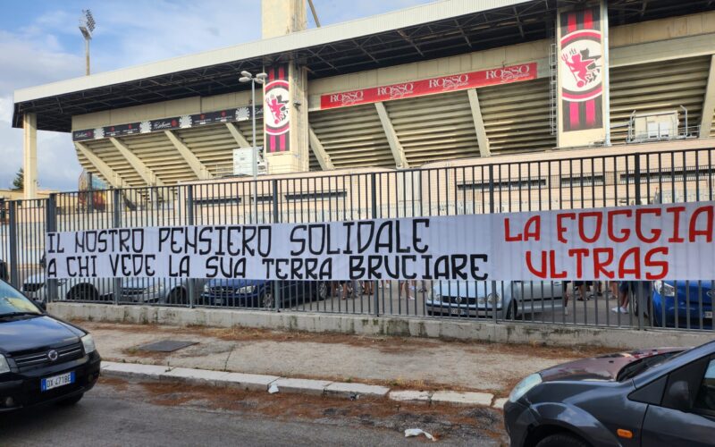 Foggia, ultras dedicano striscione a Palermo: “Pensiero solidale a chi vede la sua terra bruciare”