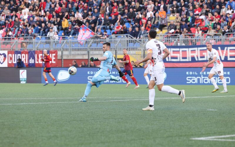 Il Foggia torna in corsa per i play off rifilando tre reti al Potenza (0-3). Buona la prima per mister Ricchetti