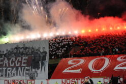 Il tifoso rossonero torna a far tremare lo Zaccheria. Contro il Team Altamura coreografia in memoria dei giovani tifosi morti nell’incidente stradale e poi il tifo infernale di sempre…