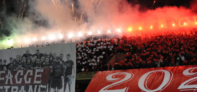 Il tifoso rossonero torna a far tremare lo Zaccheria. Contro il Team Altamura coreografia in memoria dei giovani tifosi morti nell’incidente stradale e poi il tifo infernale di sempre…