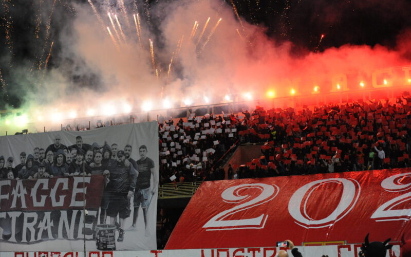 Il tifoso rossonero torna a far tremare lo Zaccheria. Contro il Team Altamura coreografia in memoria dei giovani tifosi morti nell’incidente stradale e poi il tifo infernale di sempre…