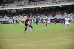 Il Foggia dura sessantaminuti, poi cede ad un Catania che nel finale rischia di vincere. Finisce 2-2 in uno Zaccheria unito nel dolore