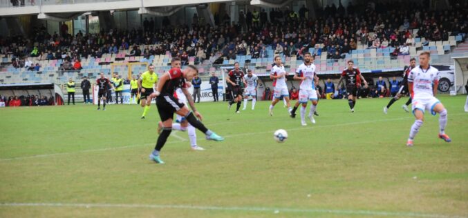 Il Foggia dura sessantaminuti, poi cede ad un Catania che nel finale rischia di vincere. Finisce 2-2 in uno Zaccheria unito nel dolore