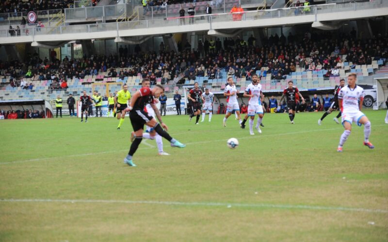 Il Foggia dura sessantaminuti, poi cede ad un Catania che nel finale rischia di vincere. Finisce 2-2 in uno Zaccheria unito nel dolore