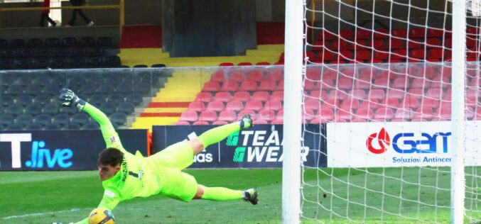 Il Foggia schiaccia il Benevento, ma il risultato (2-2) premia gli ospiti. In campo nel finale vincente anche Brugognone (che sorpresa)