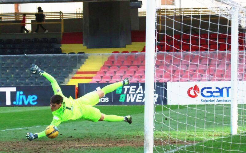 Il Foggia schiaccia il Benevento, ma il risultato (2-2) premia gli ospiti. In campo nel finale vincente anche Brugognone (che sorpresa)