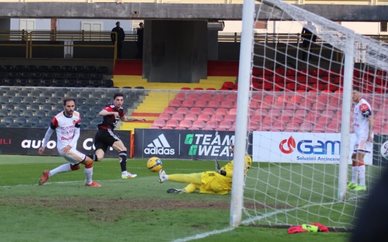 Il Potenza strappa i tre punti approfittando delle due espulsioni per il Foggia. Finisce 3-4, risultato che offusca la prestazione di Gala