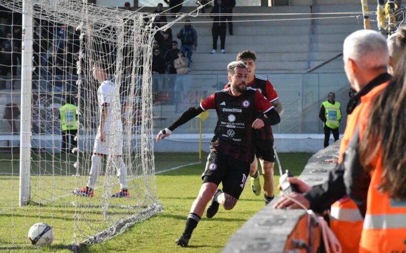 Battuto il Sorrento (2-1), Foggia padrone del campo per quasi tutta la partita. Poi il calcio di rigore dubbio