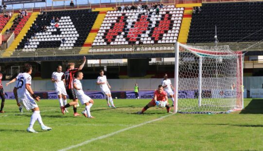 Ennesima figuraccia di un Foggia senza idee e senza gioco. Sconfitto da un buon Crotone (0-3) degli ex Zunno e Murano