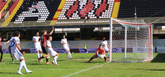 Ennesima figuraccia di un Foggia senza idee e senza gioco. Sconfitto da un buon Crotone (0-3) degli ex Zunno e Murano