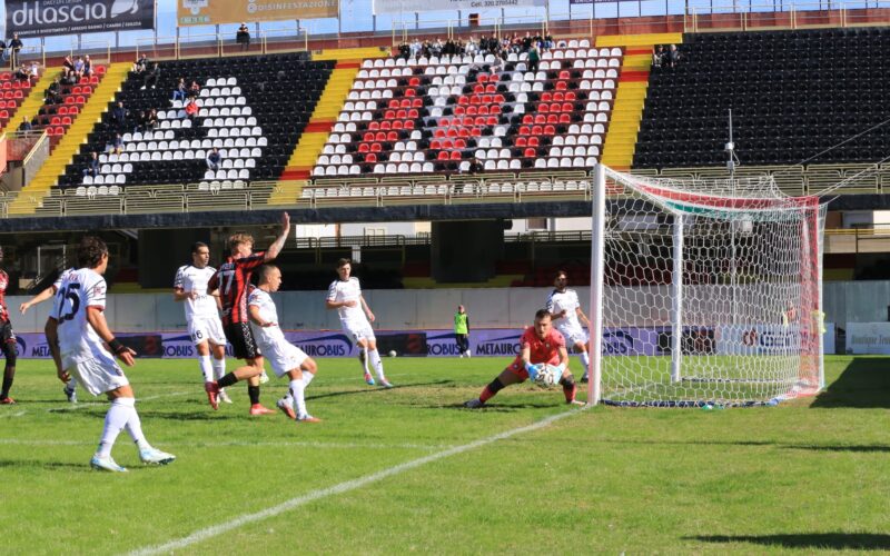 Ennesima figuraccia di un Foggia senza idee e senza gioco. Sconfitto da un buon Crotone (0-3) degli ex Zunno e Murano