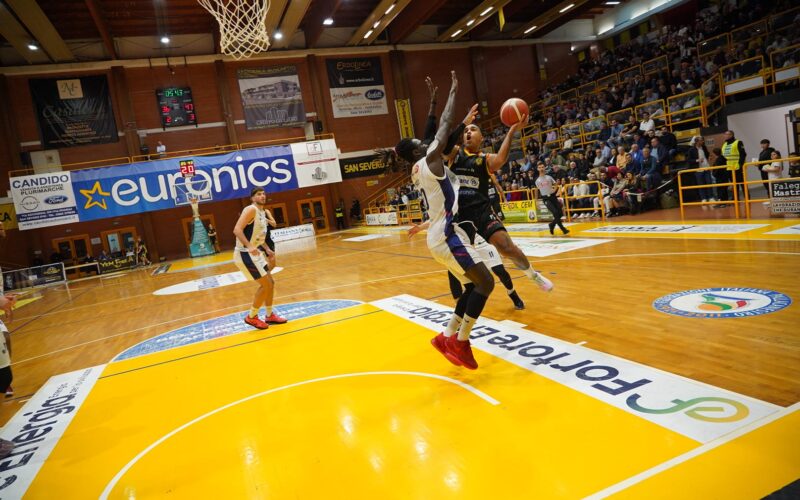 Dopo un primo tempo difficile, una arrembante Cestistica non basta. Nel finale vince PSA