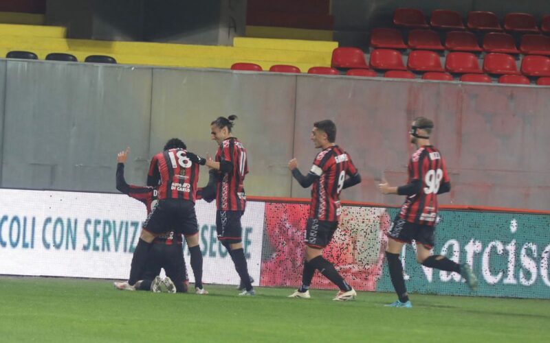 Crederci sempre, arrendersi mai. Arriva il pari (2-2) a Siracusa in tempo di recupero con un super Garofalo