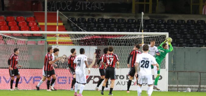 Il Foggia non riesce proprio a segnare. Contro la Cavese un pari (0-0) che serve a poco per i rossoneri
