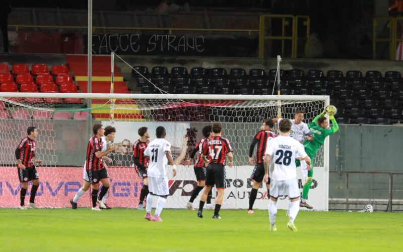 Il Foggia non riesce proprio a segnare. Contro la Cavese un pari (0-0) che serve a poco per i rossoneri