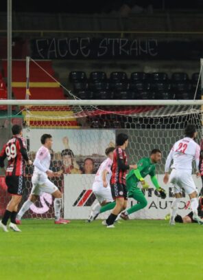 Il Foggia regge per un tempo, poi il Benevento (in superiorità numerica) approfitta per stendere il Foggia