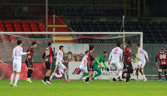 Il Foggia regge per un tempo, poi il Benevento (in superiorità numerica) approfitta per stendere il Foggia