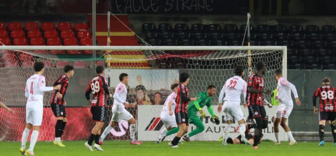 Il Foggia regge per un tempo, poi il Benevento (in superiorità numerica) approfitta per stendere il Foggia