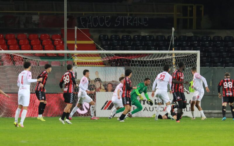 Il Foggia regge per un tempo, poi il Benevento (in superiorità numerica) approfitta per stendere il Foggia